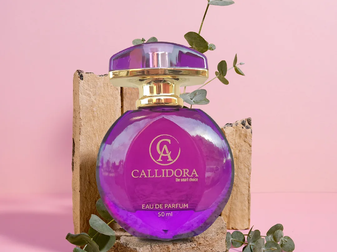 Flacon de parfum Callidora violet 50 ml posé sur une pierre, fond rose