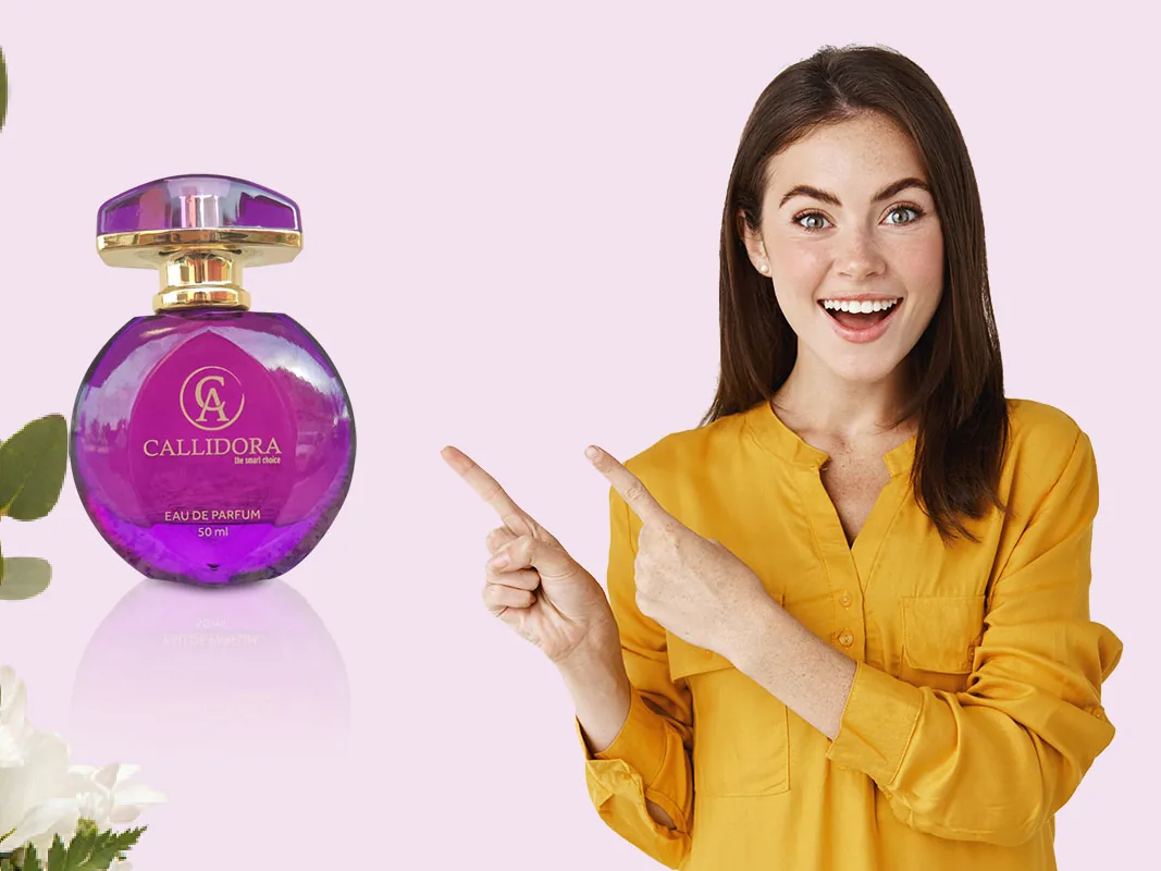 Femme souriante montrant un flacon de parfum Callidora violet